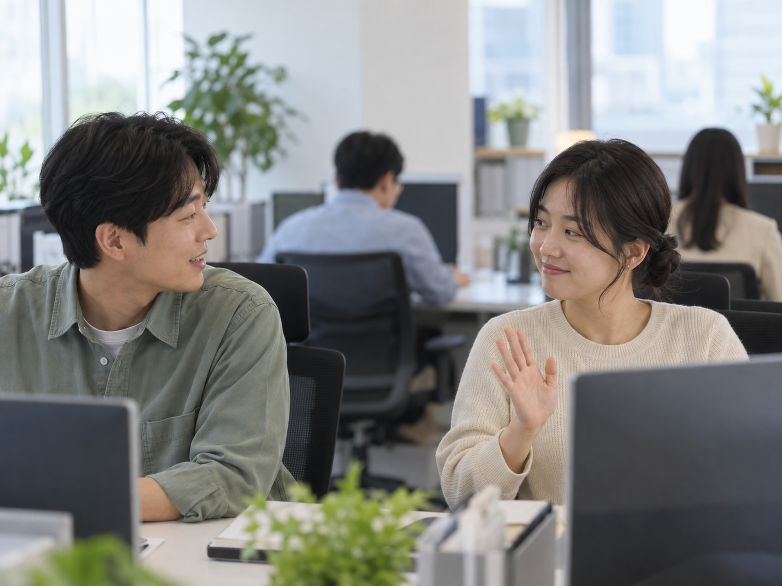다음 날 아침, 전날 일을 대신 처리해 준 동료에게 짧게 한마디를 건네는 직장인 — 커피 대신 그 사람이 한 일을 말로 돌려주는 순간