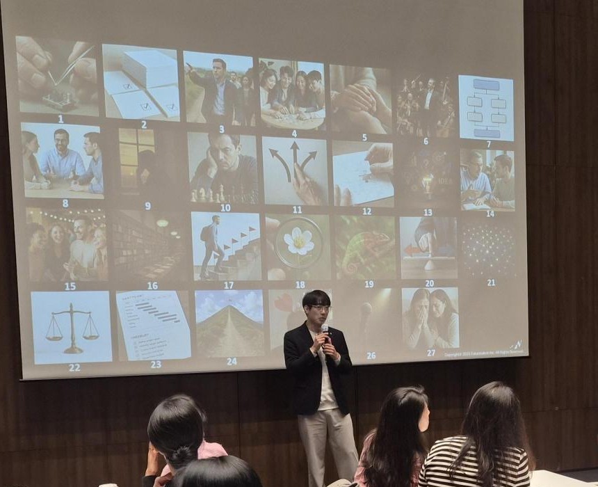9WAY 강점 워크숍 현장 — 27가지 DNA를 사진 카드로 보여주며 참가자들이 자기 강점을 먼저 이야기해 보는 디브리핑 장면
